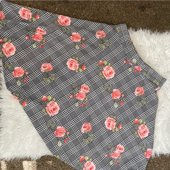 Houndstooth & Rose Skirt - Picture 2 of 2
